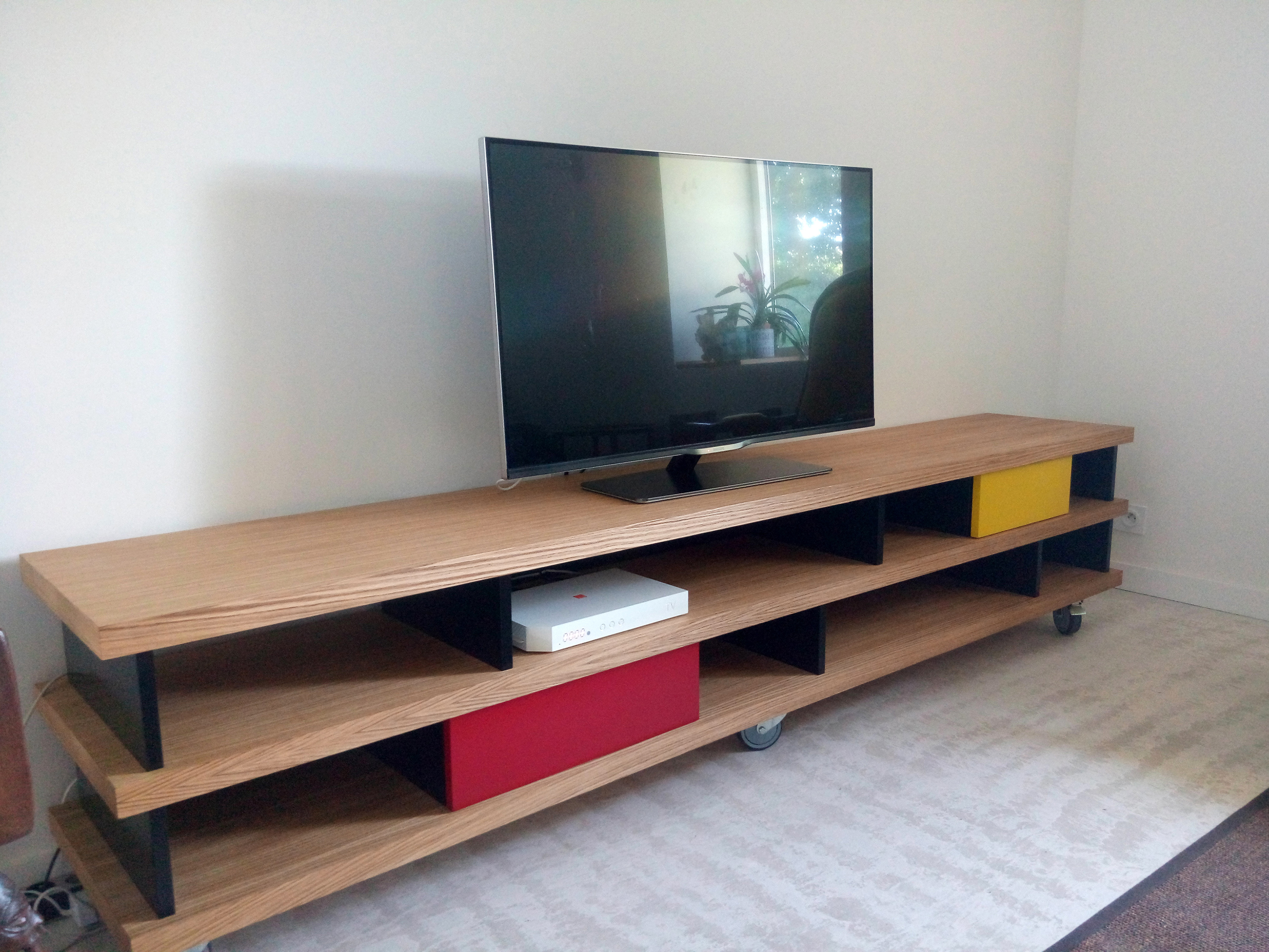 Meuble TV assorti (2.5 m x 43 cm, haut. 57 cm)